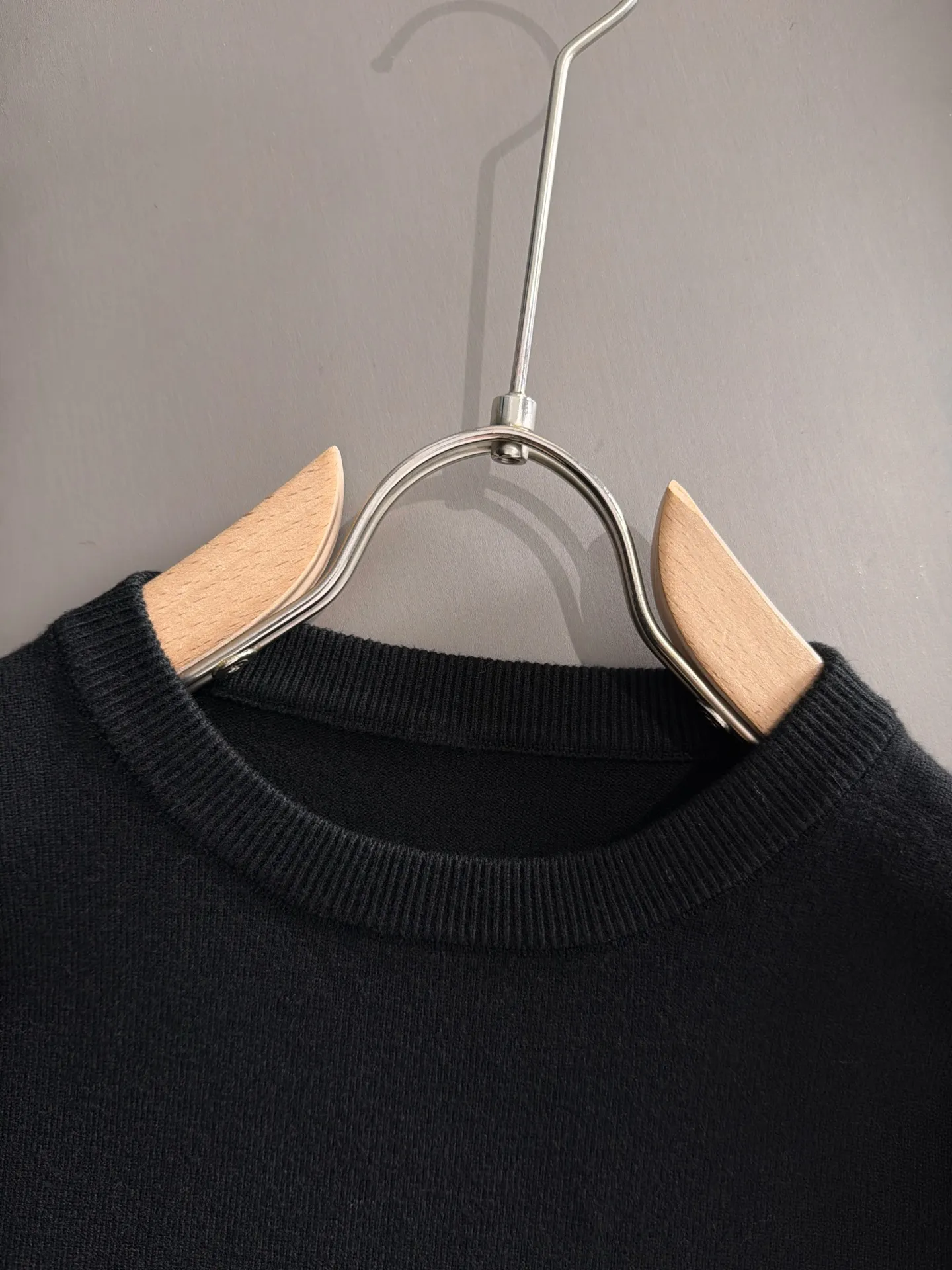 The latest knitted sweaters from Balenciaga’s 2026 Autumn and Winter official website are now on sale at the counter for Hot Sale! Specially made of wool blended fabric. It feels comfortable and can be directly in contact with the skin. The logo badge is exquisitely embroidered, which is extremely eye-catching! The details highlight the fashionable charm of big brands. Exquisite workmanship. Three-dimensional cutting style. The wearing effect is invincible and handsome! All three standards are complete! Sizes:M-3XL